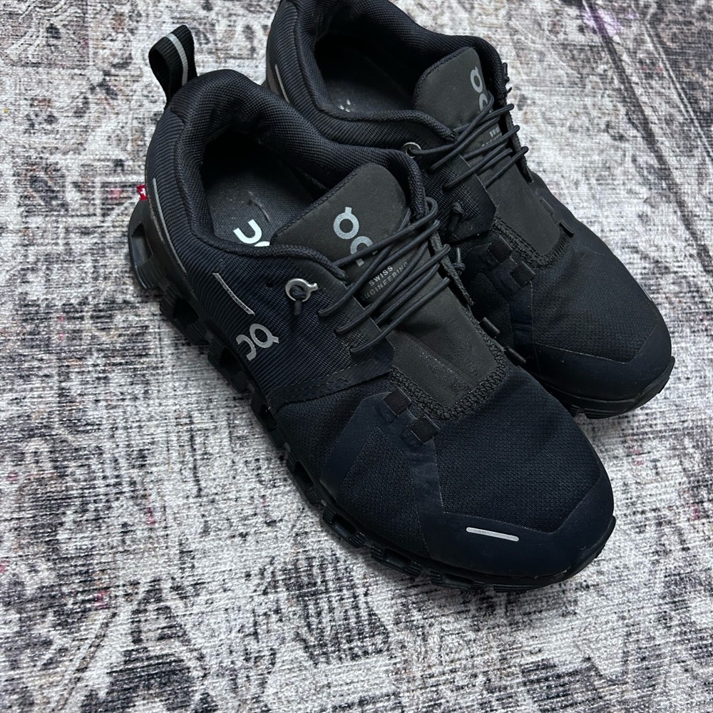 Black oncloud shoes